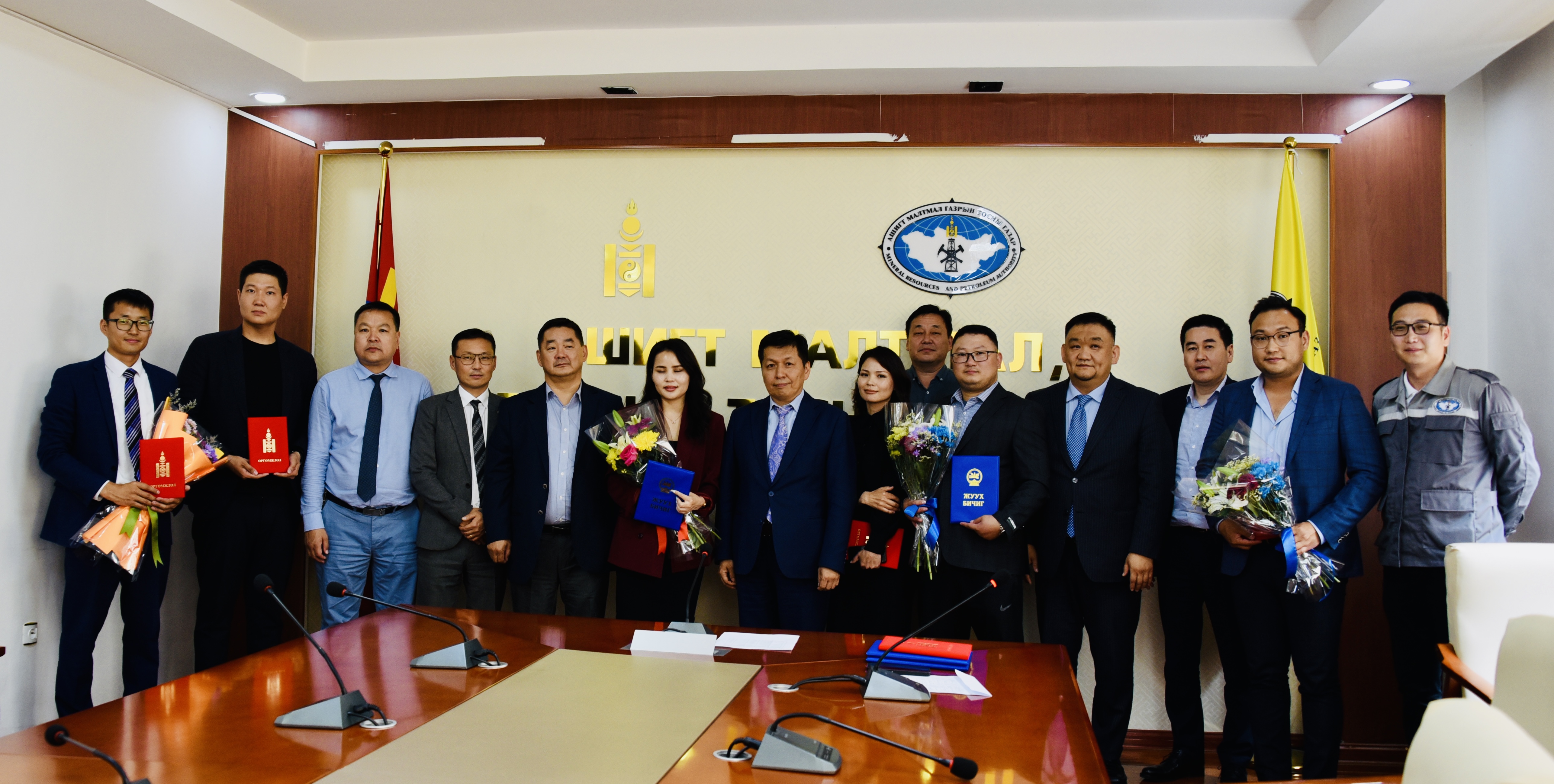 Шилдэг ажилчдаа шагнаж, урамшуулав