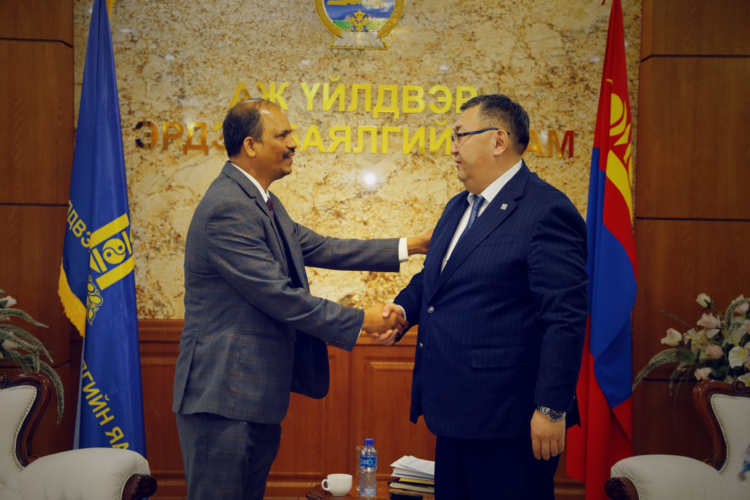 АЖ ҮЙЛДВЭР, ЭРДЭС БАЯЛГИЙН САЙД Ц.ТУВААН БНЭУ-ЫН ЭЛЧИН САЙД АТУЛ МАЛХАРИ ГОТСУРВЕГ ХҮЛЭЭН АВЧ УУЛЗАВ