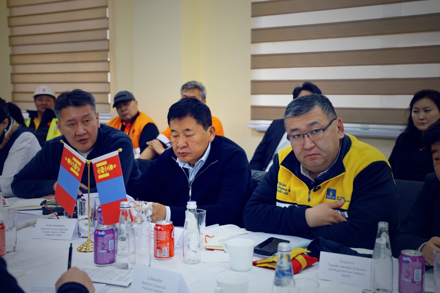 Аж үйлдвэр, эрдэс баялгийн сайд Ц.Туваан, Төр засгийн холбогдох албаныхан Шивээхүрэн боомт, Нарийнсухайтын бүлэг орд, Гурван тэс – XXXV талбайд ажиллалаа.