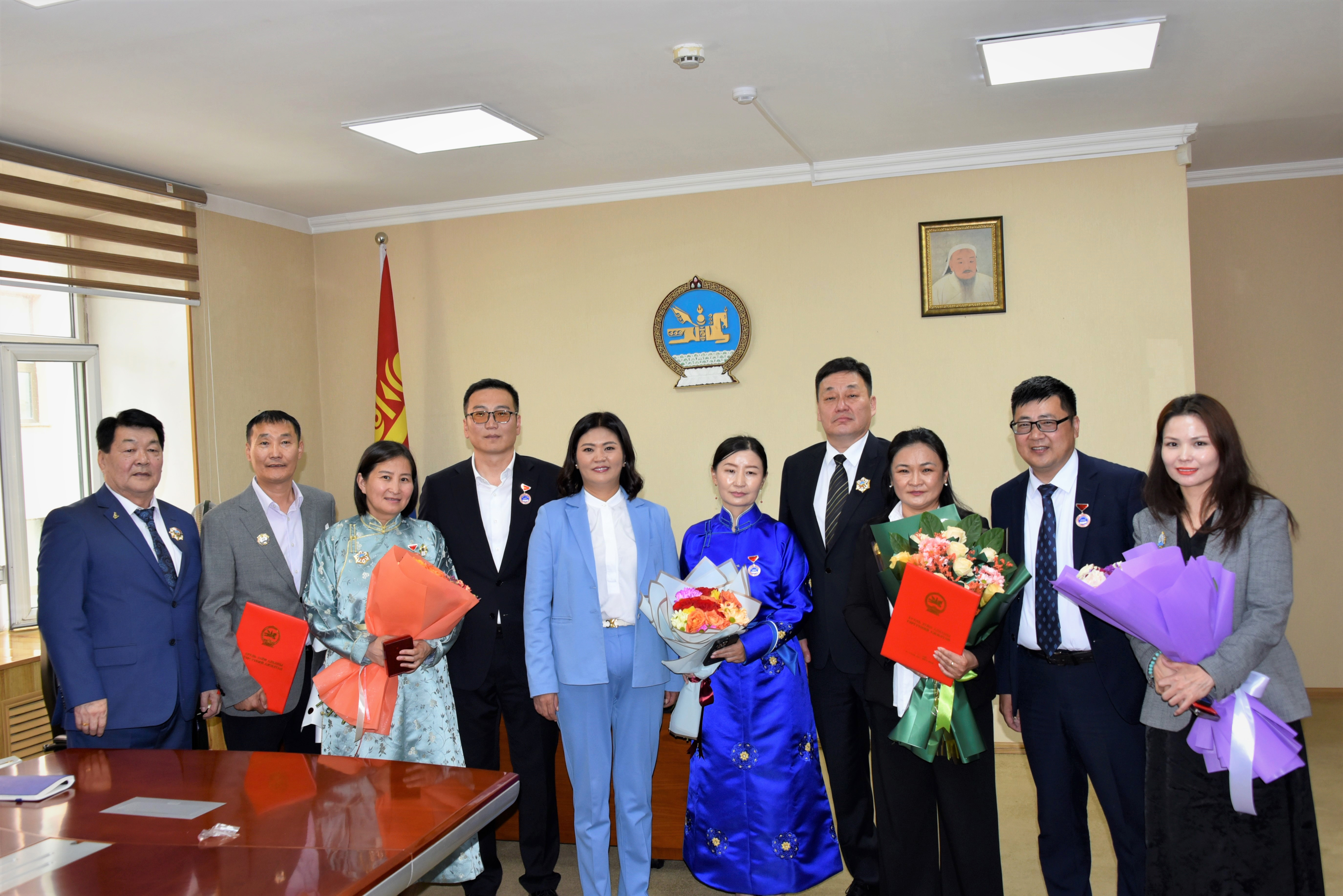 Төрийн одон, медаль гардууллаа